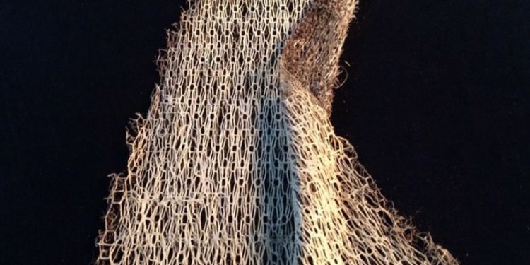 Váy làm từ rễ cây