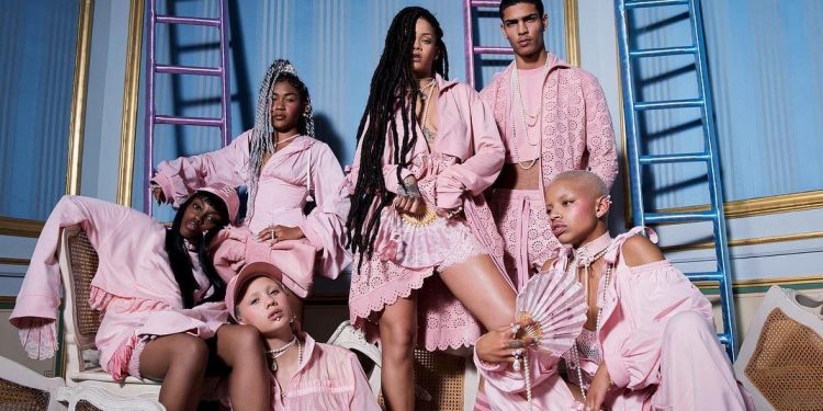 MÀU HỒNG VÀ HÀNH TRÌNH THOÁT KHỎI “BÓNG MA” GIỚI TÍNH