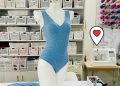 Bodysuit xanh dương thiết kế và hoàn thiện tại Maya DIY, trưng bày trong không gian học tập của khóa học thiết kế nội y nâng cao.
