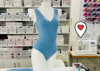 Bodysuit xanh dương thiết kế và hoàn thiện tại Maya DIY, trưng bày trong không gian học tập của khóa học thiết kế nội y nâng cao.