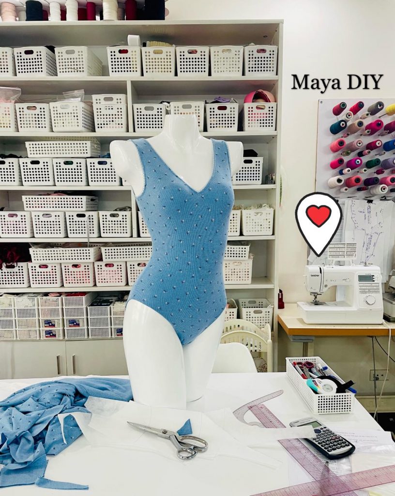 Bodysuit xanh dương thiết kế và hoàn thiện tại Maya DIY, trưng bày trong không gian học tập của khóa học thiết kế nội y nâng cao.