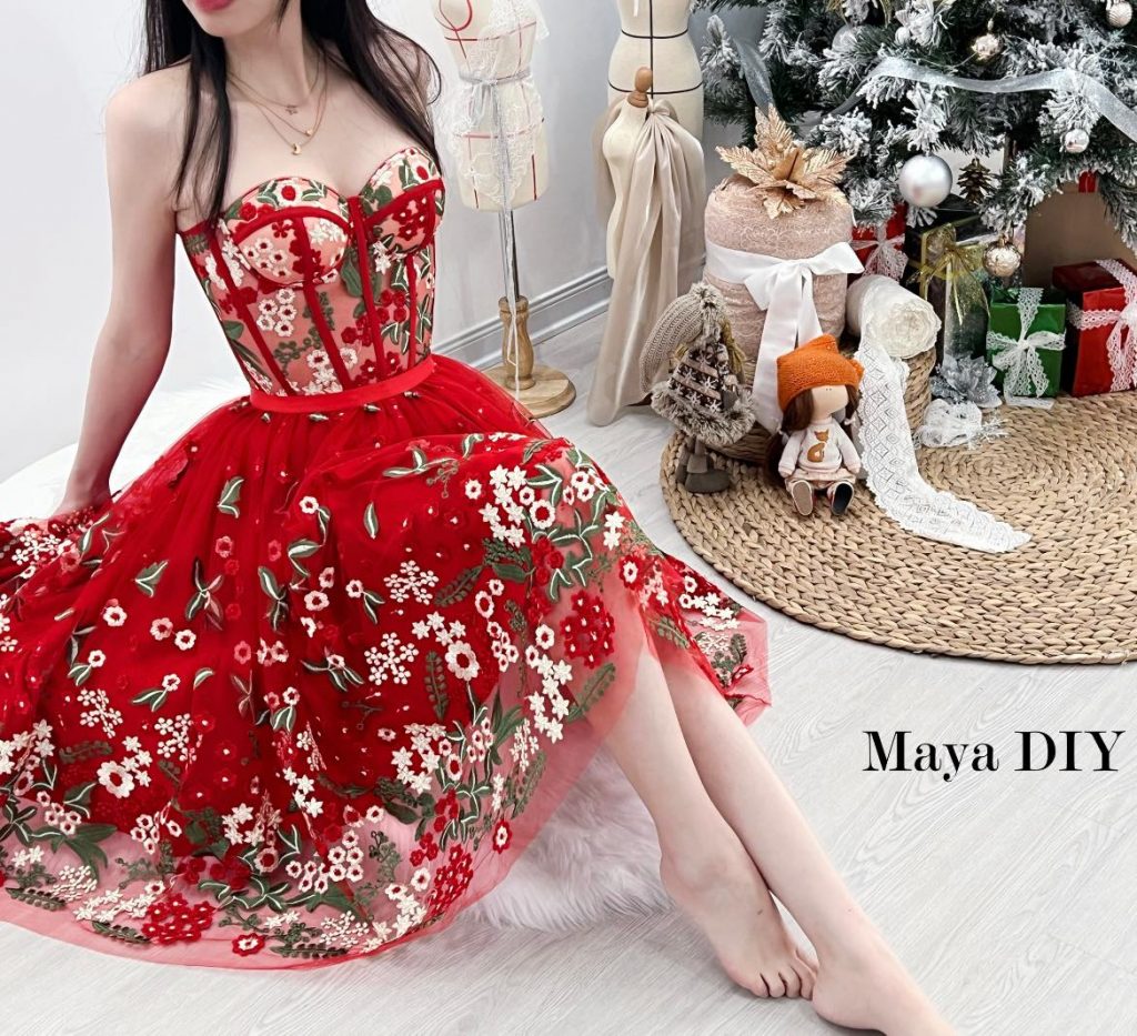 Người mẫu mặc mẫu corset đỏ với họa tiết hoa, thiết kế và hoàn thiện tại Maya DIY, nổi bật vẻ đẹp trẻ trung, sang trọng và quý phái.