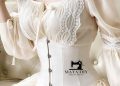 Corset trắng under bust tinh tế thiết kế bởi Maya DIY - Corset cổ điển với chi tiết ren mềm mại và khóa buộc phía trước