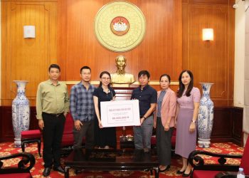 Đại diện Maya DIY và Mặt trận Tổ quốc chụp ảnh lưu niệm sau buổi trao tặng 80 triệu đồng ủng hộ đồng bào vùng lũ.