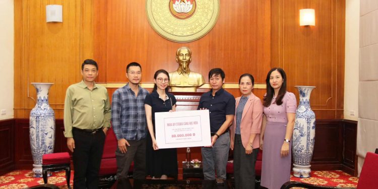 Đại diện Maya DIY và Mặt trận Tổ quốc chụp ảnh lưu niệm sau buổi trao tặng 80 triệu đồng ủng hộ đồng bào vùng lũ.