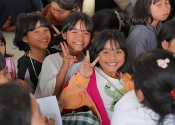 Nụ cười của các học sinh vùng cao Đắk Kia