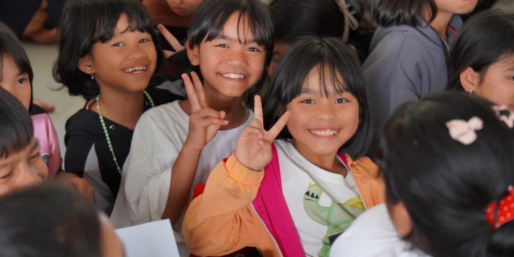 Nụ cười của các học sinh vùng cao Đắk Kia