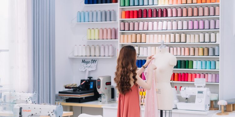 không gian lớp học thiết kế và may nội y trực tiếp tại Maya DIY