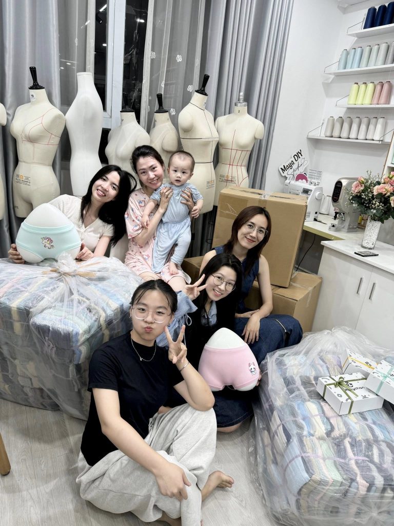 hoàn tất quá trình đóng gói quà tặng cho các em nhỏ Lạng Sơn