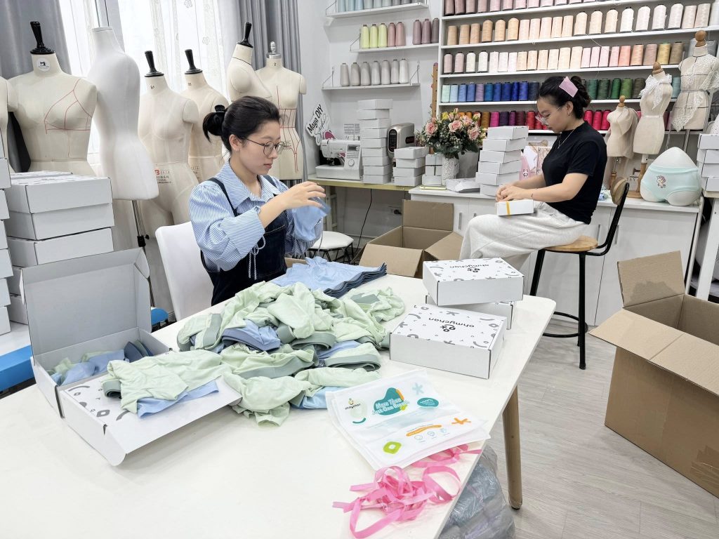 đóng gọi quà tặng cho các em nhỏ Lạng Sơn