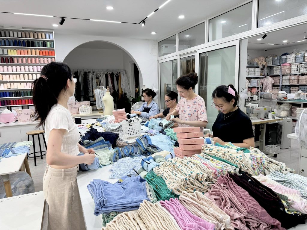 đóng gọi quà tặng cho các em nhỏ Lạng Sơn