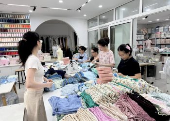 đóng gọi quà tặng cho các em nhỏ Lạng Sơn