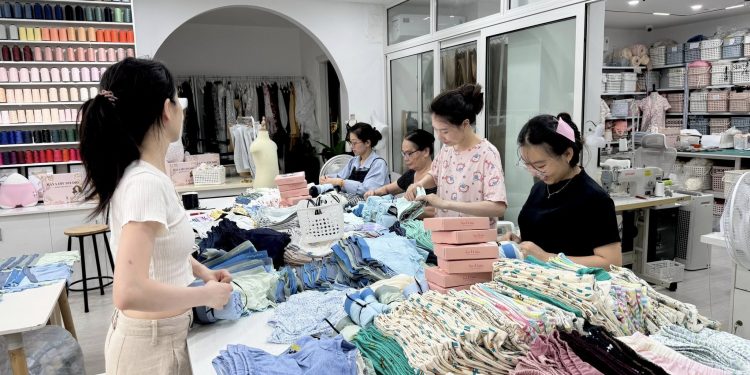 đóng gọi quà tặng cho các em nhỏ Lạng Sơn