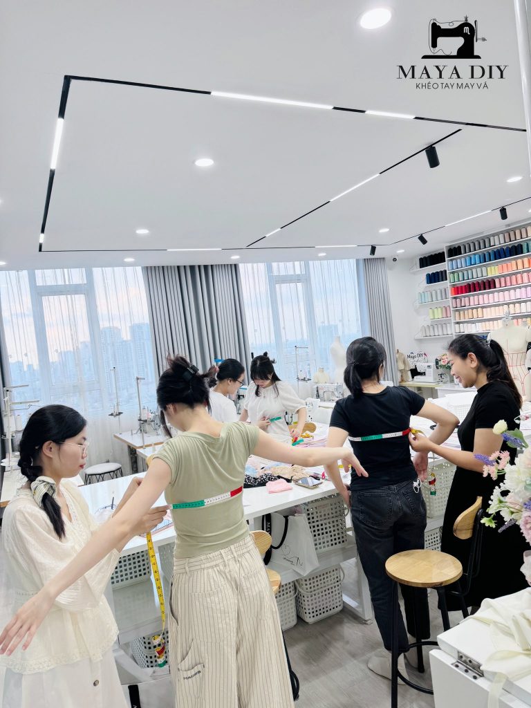 Học viên thực hành lấy số đo cơ thể