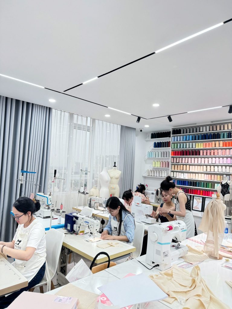 Học viên thực hành may nội y tại Maya DIY