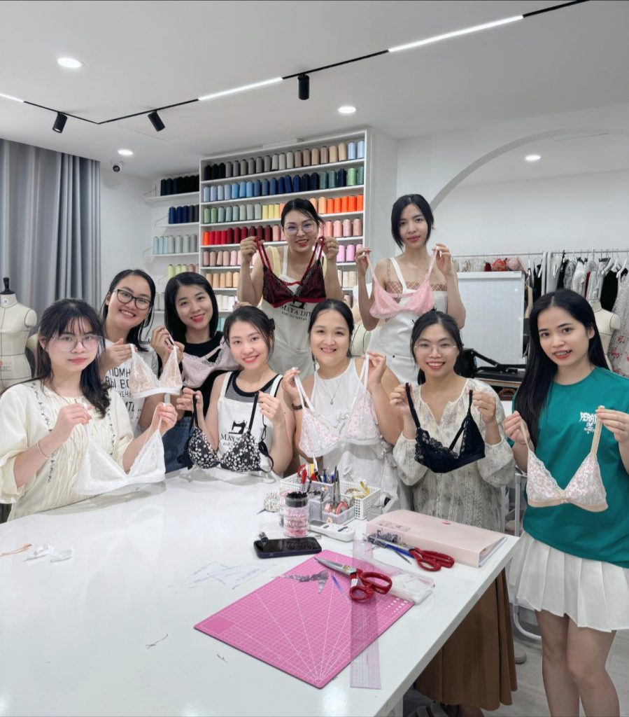 Học viên tại Maya DIY studio khoe sản phẩm hoàn thiện
