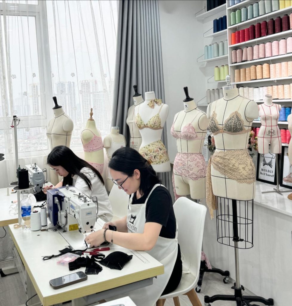 học viên thực hành may nội y tại Maya DIY studio