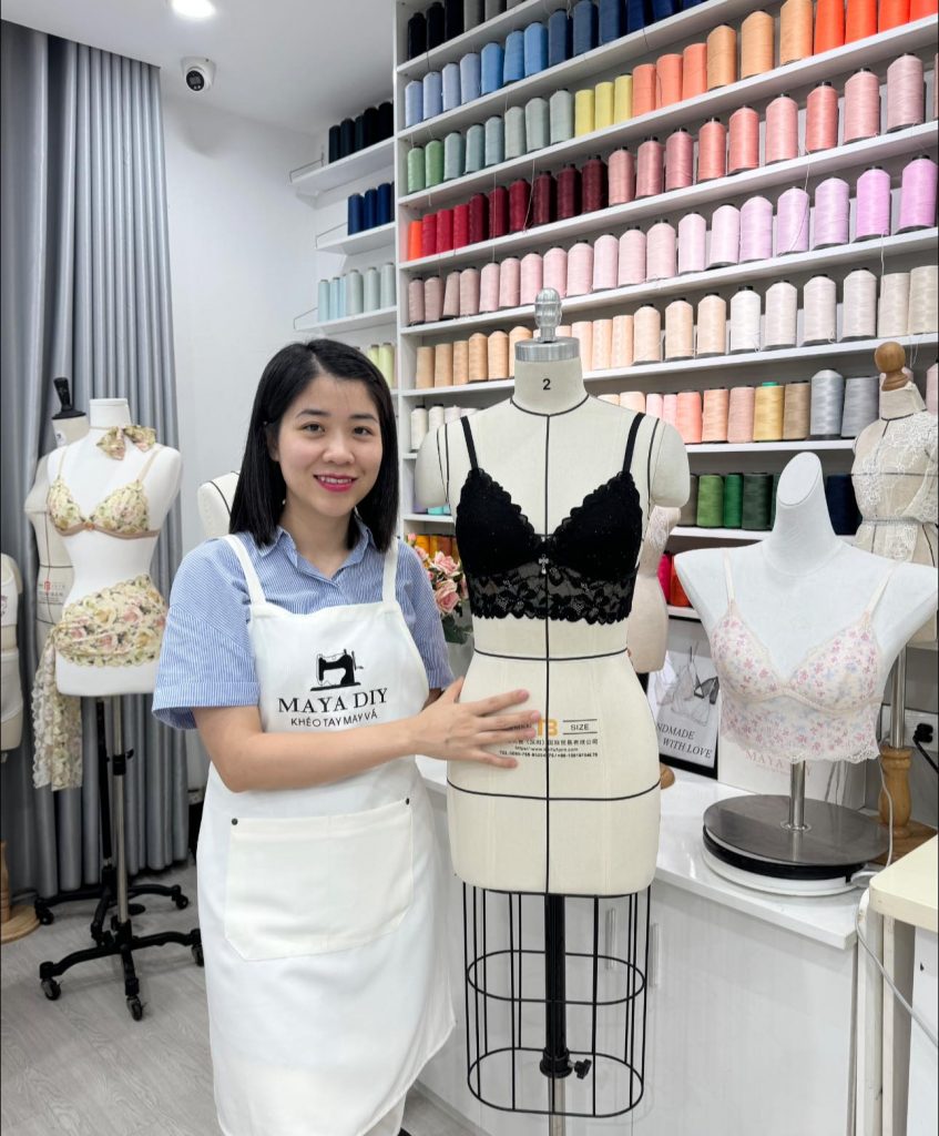 Học viên mặc thử nội y trên dress form sau khi hoàn thiện sản phẩm
