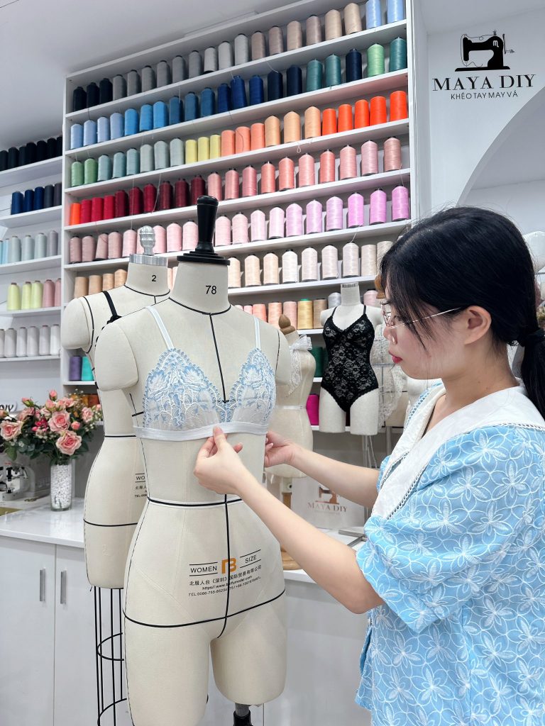 Mặc thử sản phẩm lên dress form sau khi may