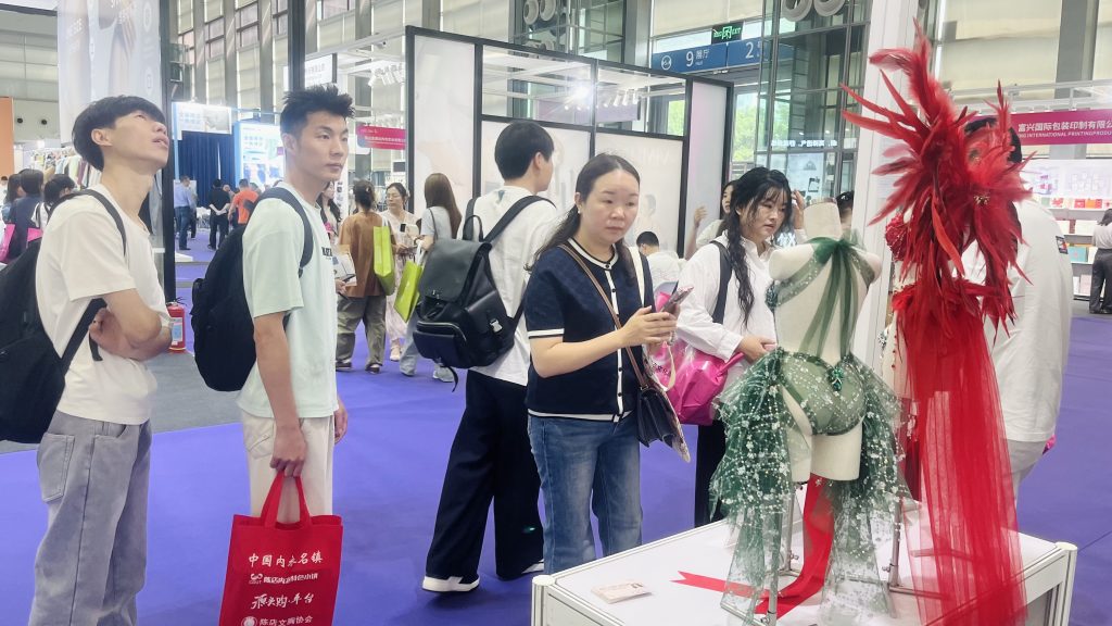 Khách tham quan gian hàng