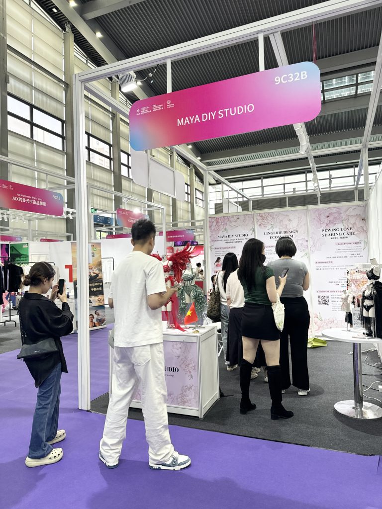 Khách đến thăm gian hàng