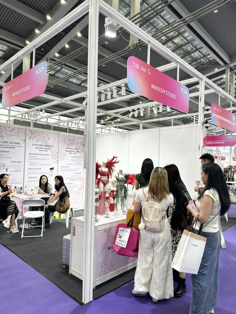 Khách đến thăm gian hàng