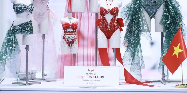 Phoenix Allure"- bộ sưu tập nội y của Maya