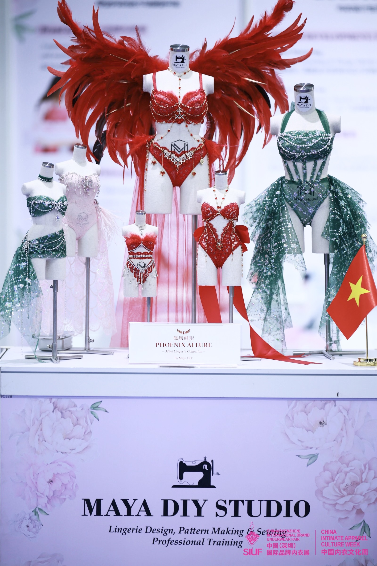 Phoenix Allure"- bộ sưu tập nội y của Maya