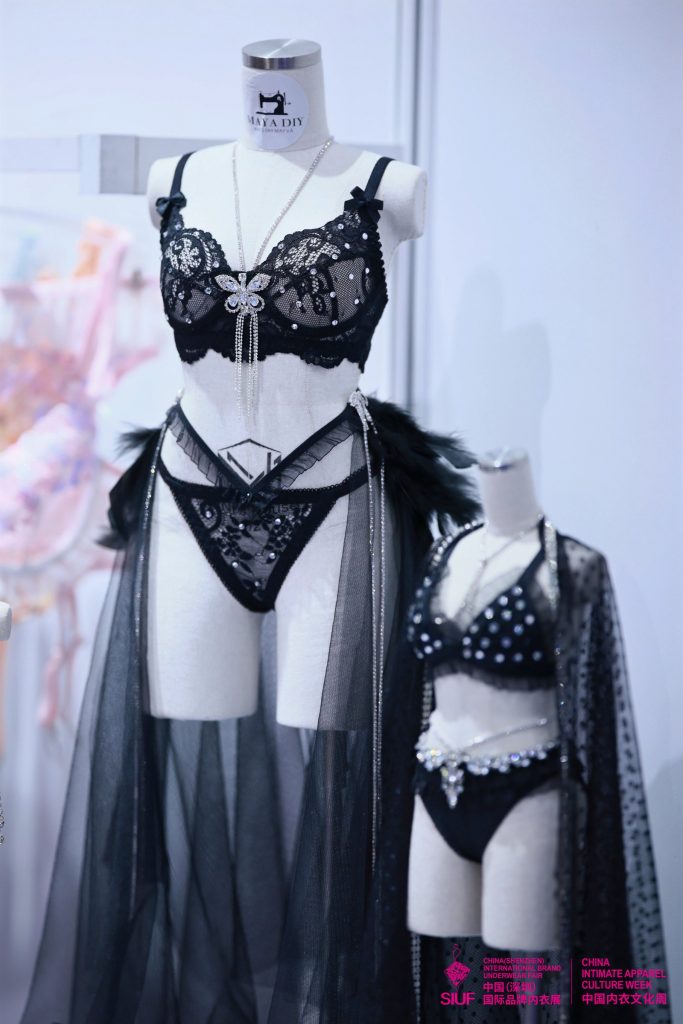 Một số mẫu được mặc trên mannequin mini tại gian hàng