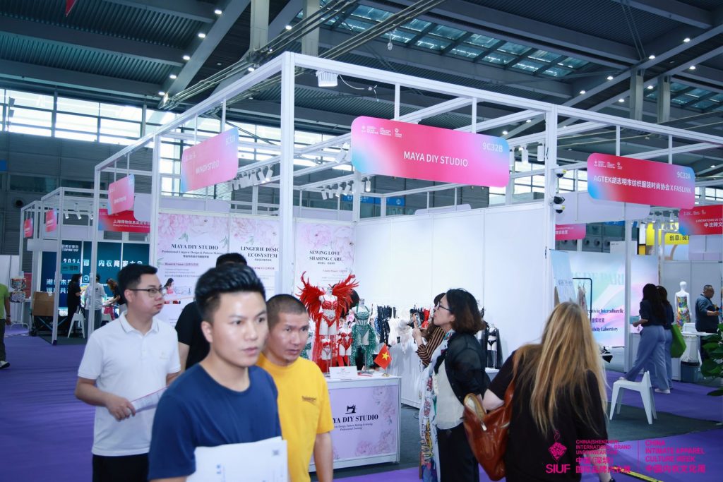 Khách tham quan gian hàng