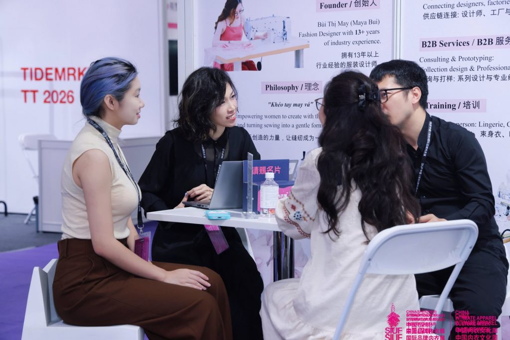 Các bạn bên ban tổ chức SIUF phỏng vấn Maya