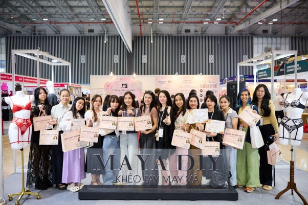 Các chị em đam mê may vá nội y