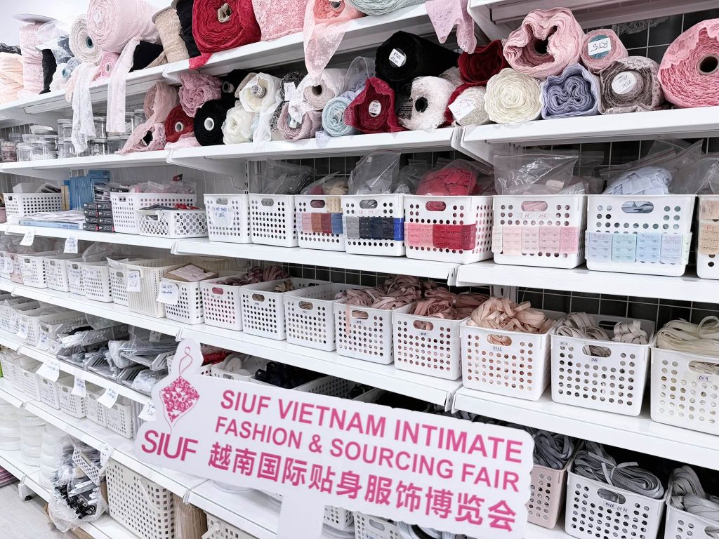 Kệ nguyên phụ liệu nội y tại Maya DIY Studio