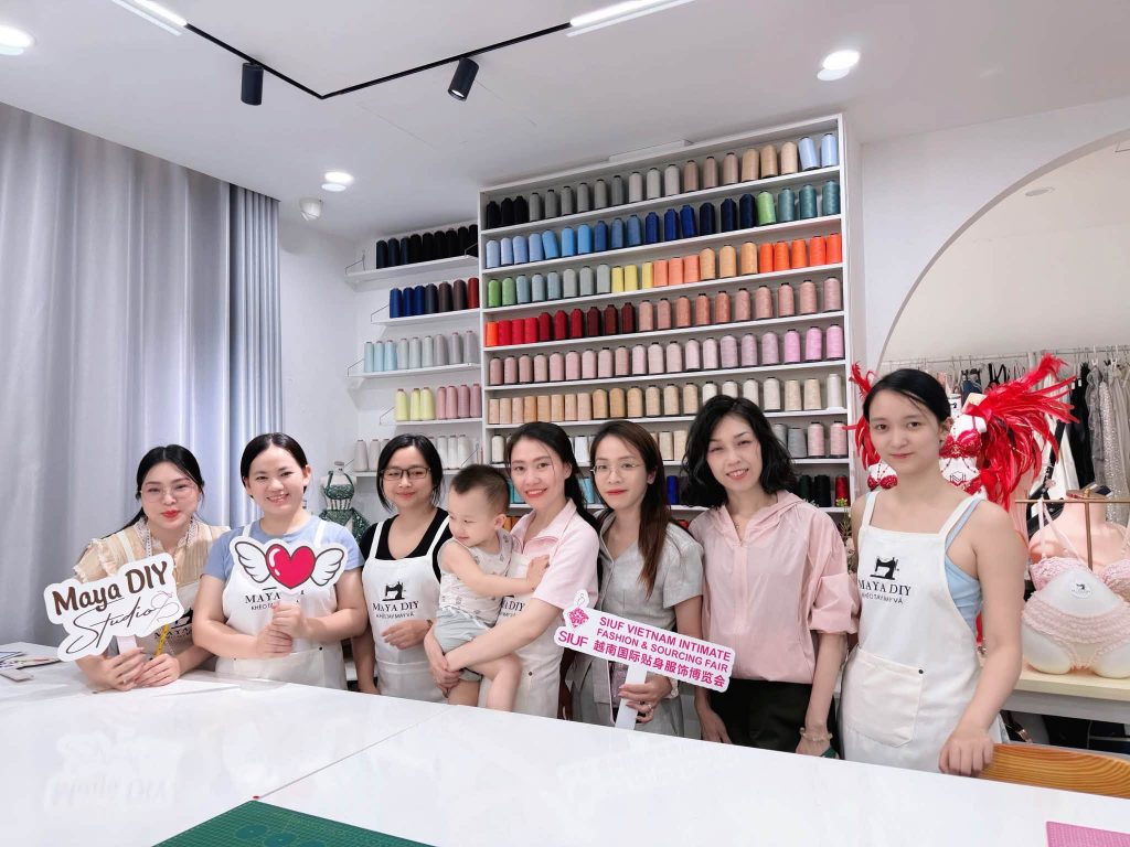 Ban tổ chức SIUF chụp ảnh cùng đội ngũ Maya DIY Studio