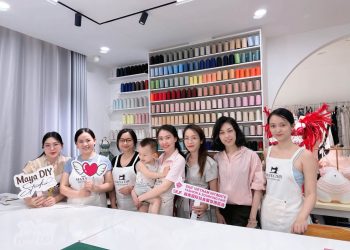 Ban tổ chức SIUF chụp ảnh cùng đội ngũ Maya DIY Studio