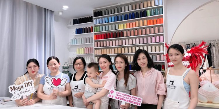 Ban tổ chức SIUF chụp ảnh cùng đội ngũ Maya DIY Studio