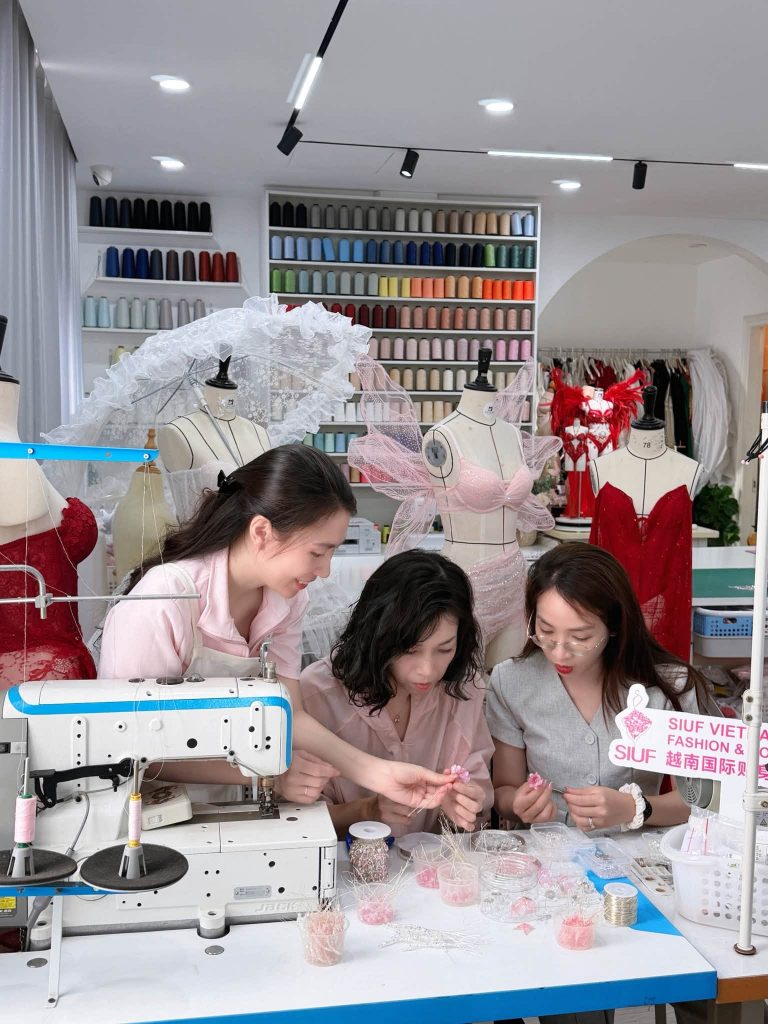 Đoàn SIUF xem sản phẩm nội y thủ công tại bàn may Maya DIY