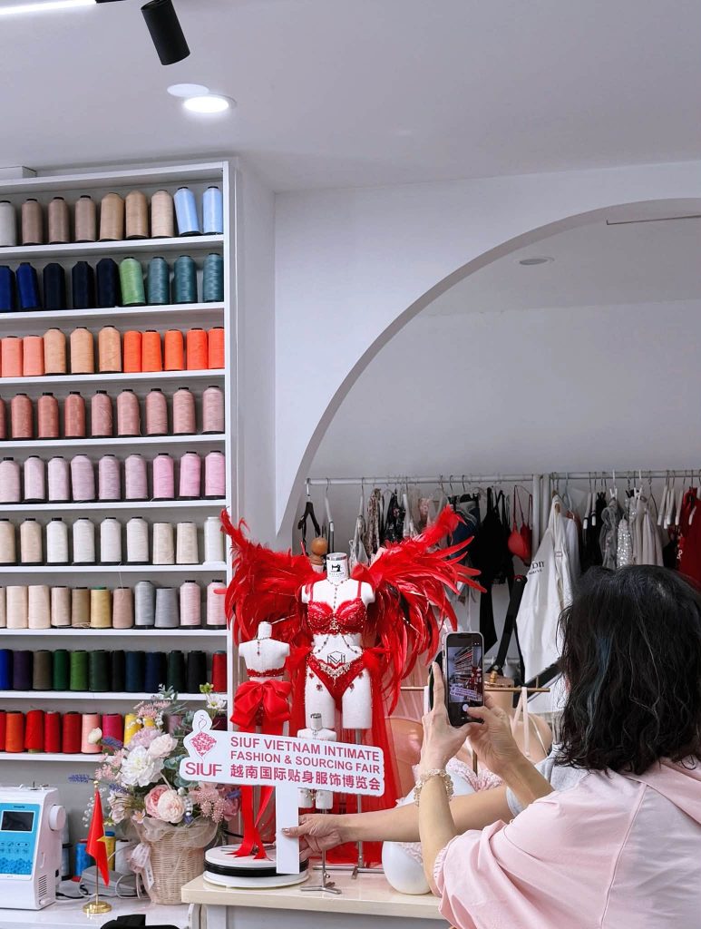 Khách SIUF chụp ảnh bộ trang phục nội y đỏ có cánh tại Maya DIY
