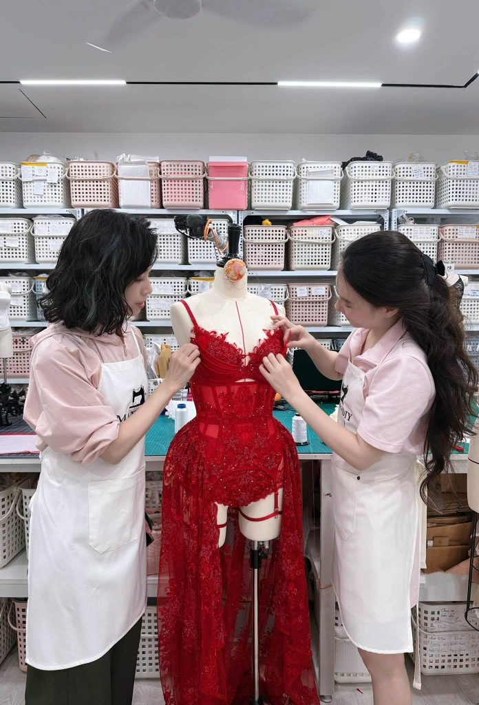 May giới thiệu corset đỏ trên ma-nơ-canh cho Ban tổ chức SIUF