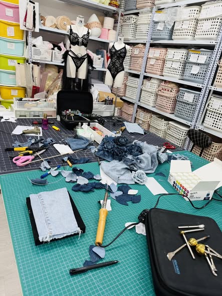 Bàn làm việc với vải jean cắt cánh hoa và dụng cụ tạo hình bằng nhiệt