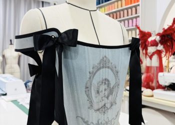 Corset tái chế từ áo jean cũ, in họa tiết thiên thần, viền và nơ đen – Maya DIY