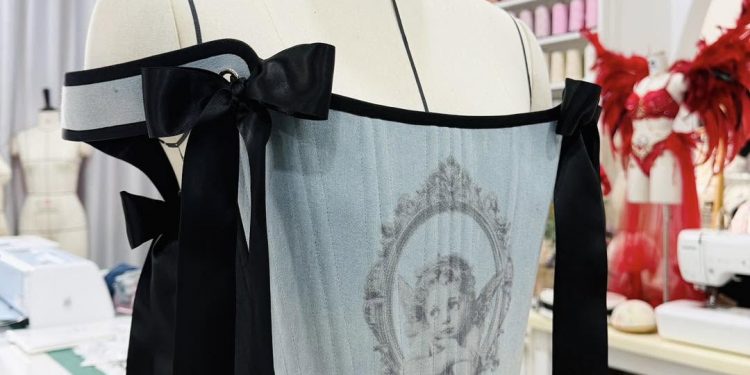 Corset tái chế từ áo jean cũ, in họa tiết thiên thần, viền và nơ đen – Maya DIY