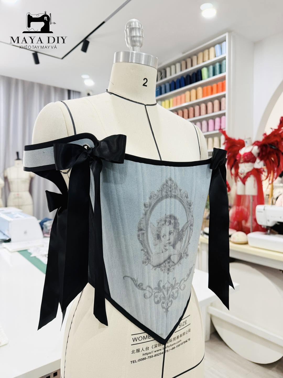 Corset tái chế từ áo jean cũ, in họa tiết thiên thần, viền và nơ đen – Maya DIY