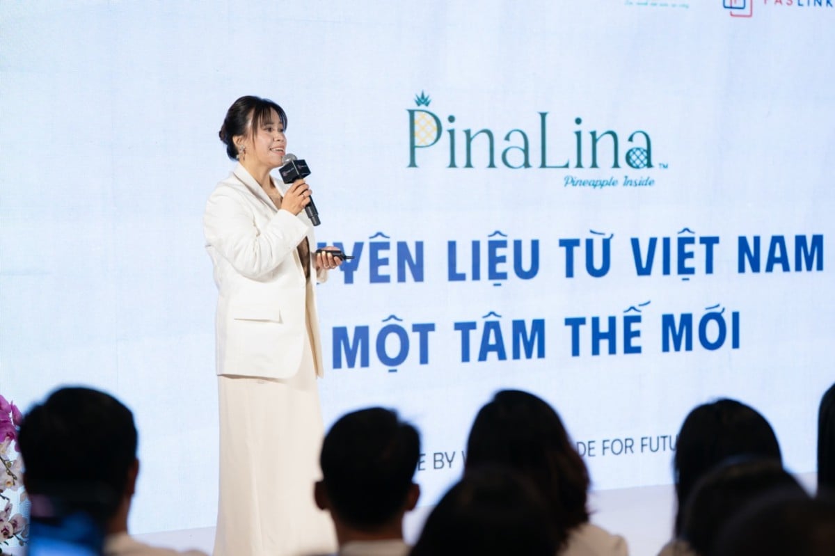 Bà Trần Hoàng Phú Xuân, nhà sáng lập Faslink, giới thiệu vải sợi dứa Pinalina