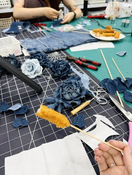 Những bông hoa hồng làm từ vải jean tái chế