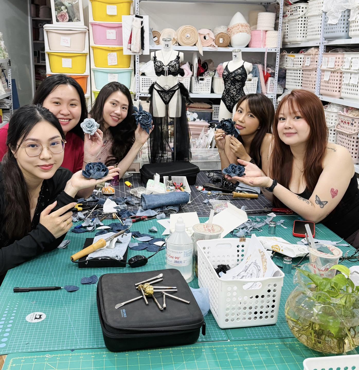 Học viên Maya DIY cùng làm hoa từ vải jean tái chế