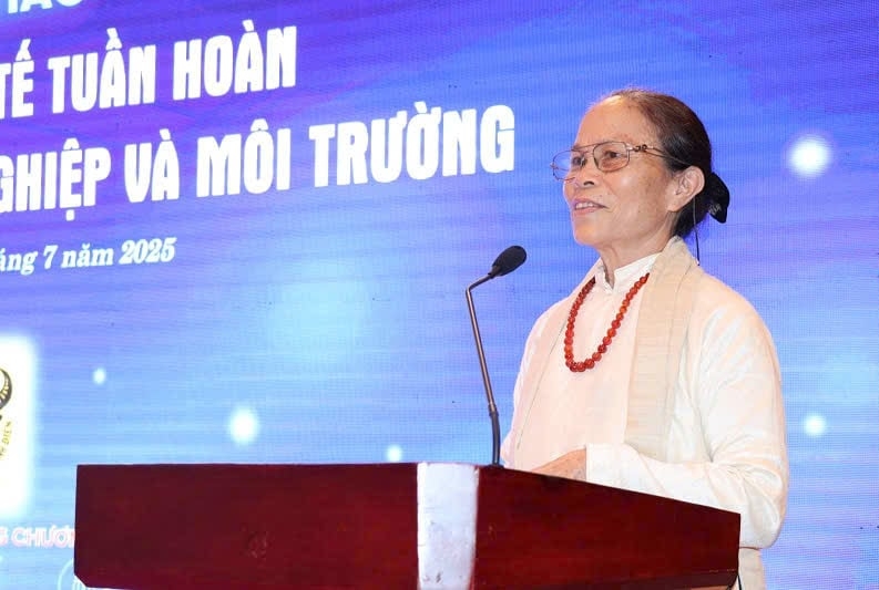 Nghệ nhân Phan Thị Thuận giới thiệu mô hình sản xuất tơ tằm tuần hoàn