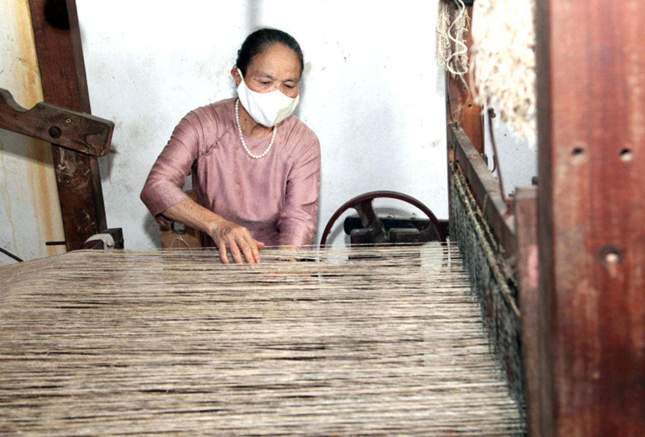 Nghệ nhân ưu tú Phan Thị Thuận rút tơ từ cuống sen tại Phùng Xá, Mỹ Đức
